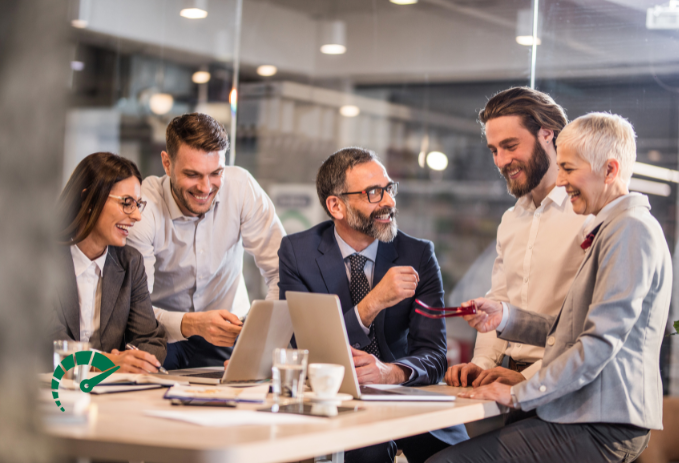 Equipe reunida discutindo gestão de projetos e controle financeiro com apoio de indicadores em notebook.