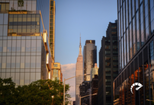 Prédios corporativos representando estrutura de ERP multiempresas para gestão integrada de múltiplos CNPJs.